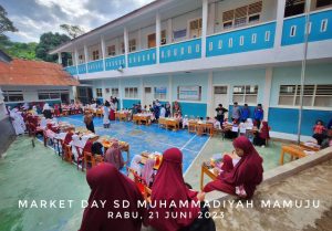 Foto : Kegiatan Market Day yang dilaksanakan oleh SD Muhammadiyah Mamuju
